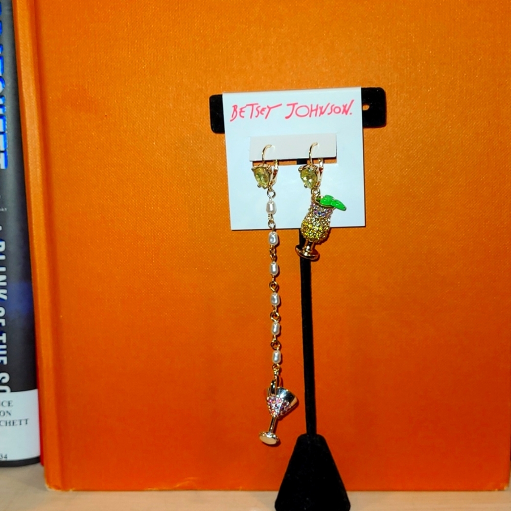 🎉🎆 HAPPY NEW YEAR!! 🍾🍻 NWT BEtsey Johnson asymmetrical celebration earrings